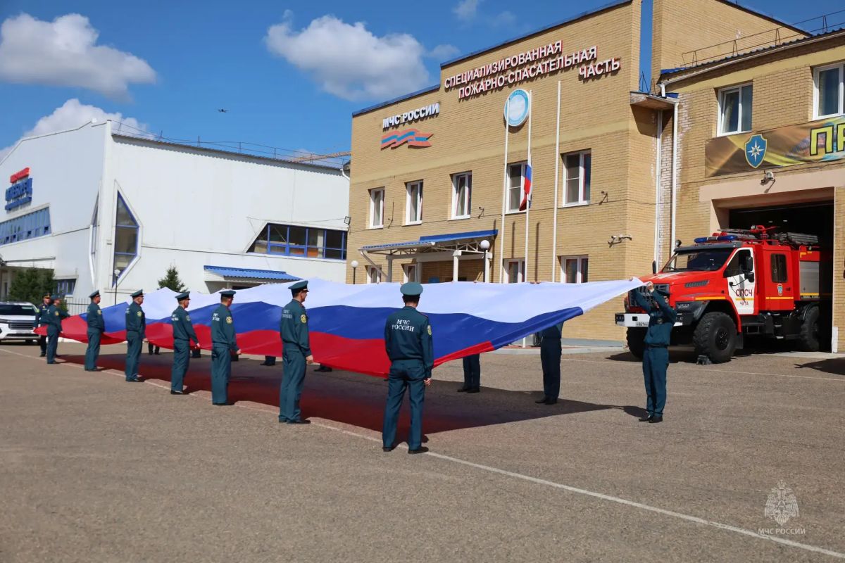 В Главном управлении МЧС России по Забайкальскому краю прошло торжественное построение в честь Дня Государственного флага В Главном управлении МЧС России по Забайкальскому краю прошло торжественное построение в честь Дня Государственного флага