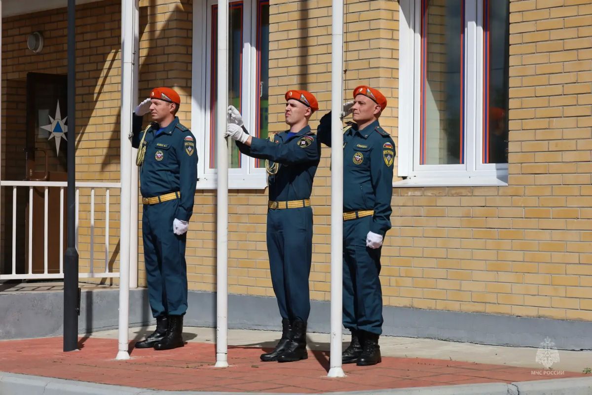 В Главном управлении МЧС России по Забайкальскому краю прошло торжественное построение в честь Дня Государственного флага В Главном управлении МЧС России по Забайкальскому краю прошло торжественное построение в честь Дня Государственного флага