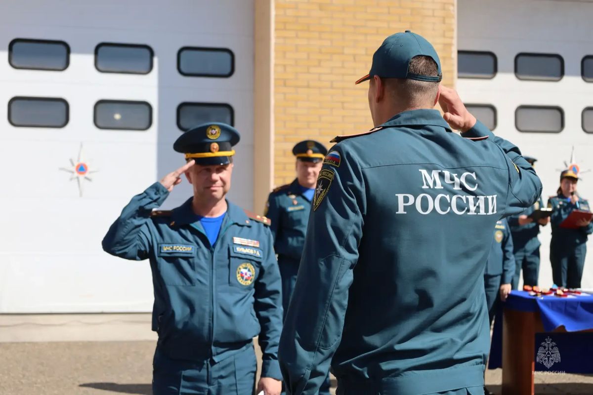 В Главном управлении МЧС России по Забайкальскому краю прошло торжественное построение в честь Дня Государственного флага В Главном управлении МЧС России по Забайкальскому краю прошло торжественное построение в честь Дня Государственного флага