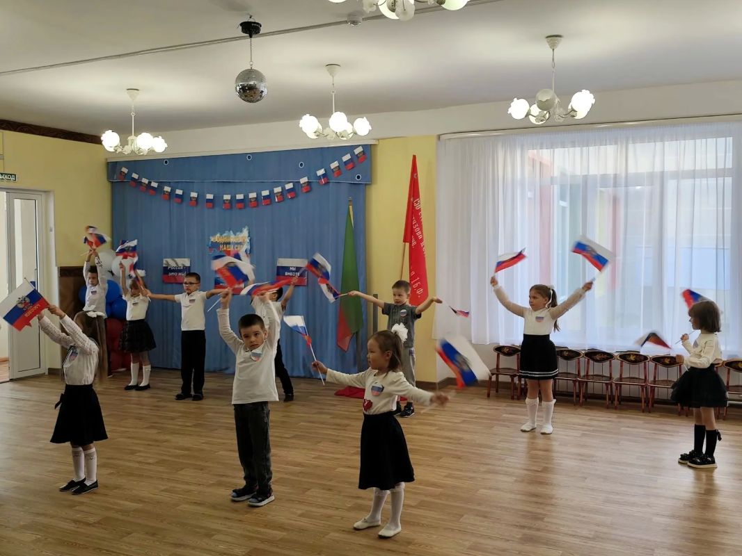 В День Государственного флага Российской Федерации, который отмечается 22 августа, в детских садах Забайкалья состоялись тематические мероприятия В День Государственного флага Российской Федерации, который отмечается 22 августа, в детских садах Забайкалья состоялись тематические мероприятия