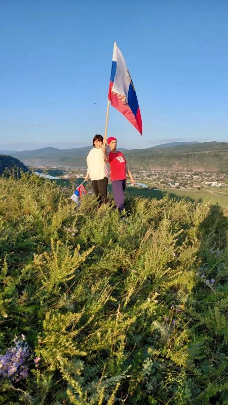 День флага в посёлке Усть-Карск Сретенского округа празднуют сегодня ярко и от души! День флага в посёлке Усть-Карск Сретенского округа празднуют сегодня ярко и от души!