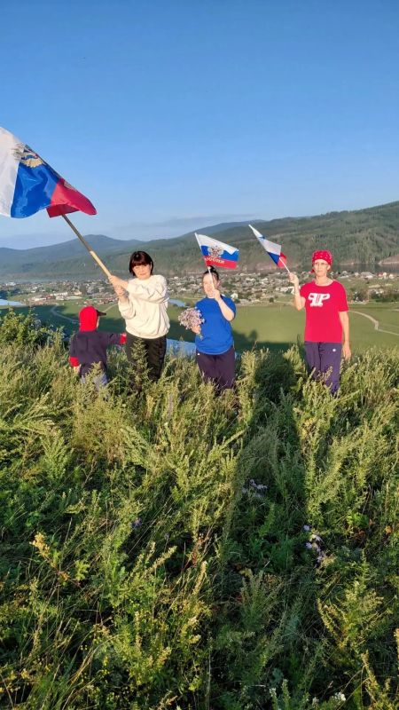 День флага в посёлке Усть-Карск Сретенского округа празднуют сегодня ярко и от души! День флага в посёлке Усть-Карск Сретенского округа празднуют сегодня ярко и от души!