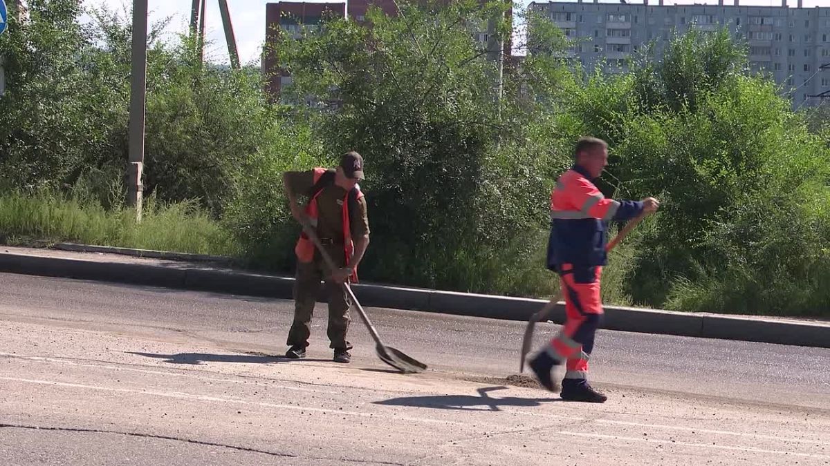 Взять на контроль ямочный ремонт после осадков и подготовку к новому учебному году