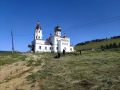 Уборка проводится у подножия Храма Спаса Нерукотворного в селе Курлыч Чернышевского округа перед большим событием