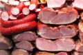 Цены на мясо остаются стабильными, в то время как колбасные изделия дорожают
