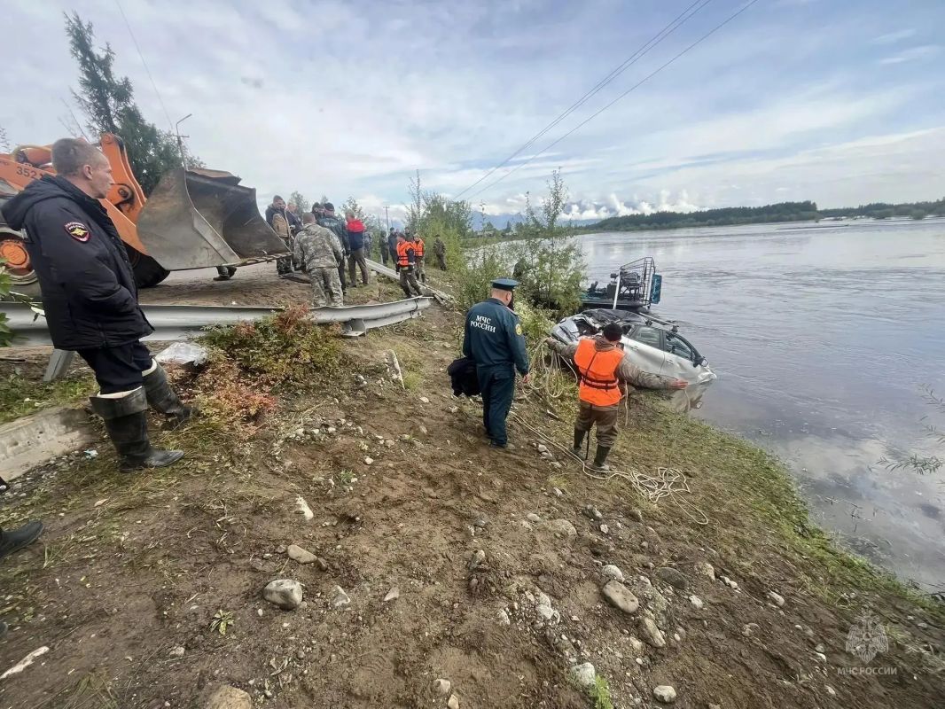 Забайкальские спасатели ведут поиск подростка в реке Чара в Каларском районе