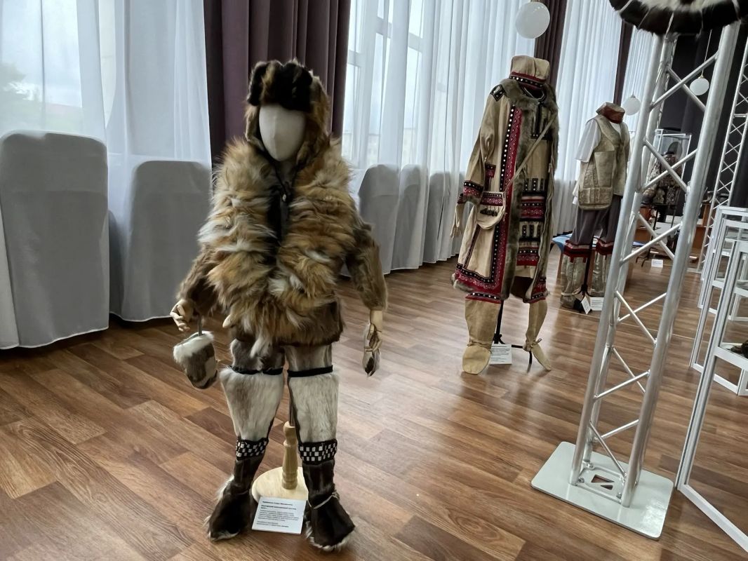 Жилет из кожи рыбы, рукавицы из камуса и украшения с удивительными национальными узорами Жилет из кожи рыбы, рукавицы из камуса и украшения с удивительными национальными узорами