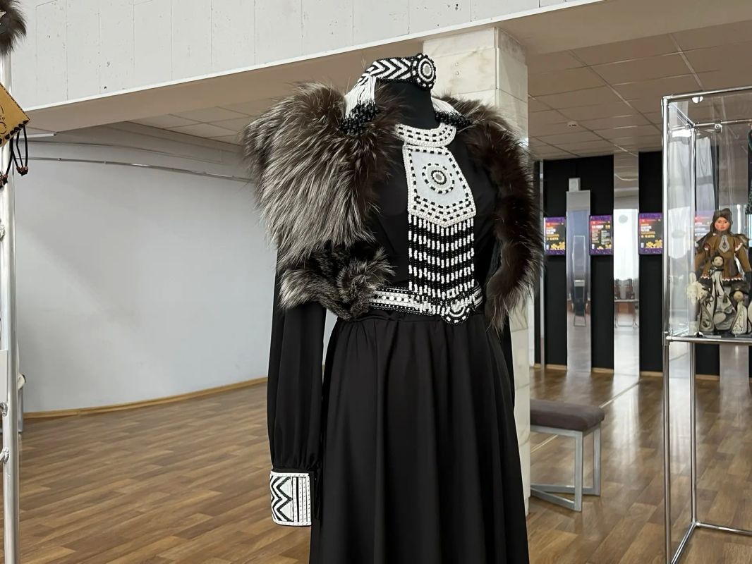 Жилет из кожи рыбы, рукавицы из камуса и украшения с удивительными национальными узорами Жилет из кожи рыбы, рукавицы из камуса и украшения с удивительными национальными узорами