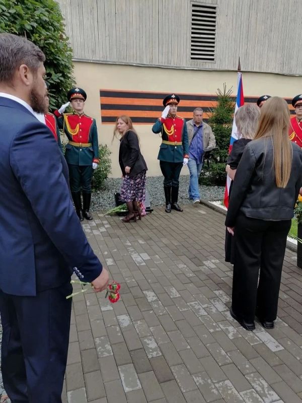 Мемориальную доску. "Помним. Живем Мемориальную доску. "Помним. Живем