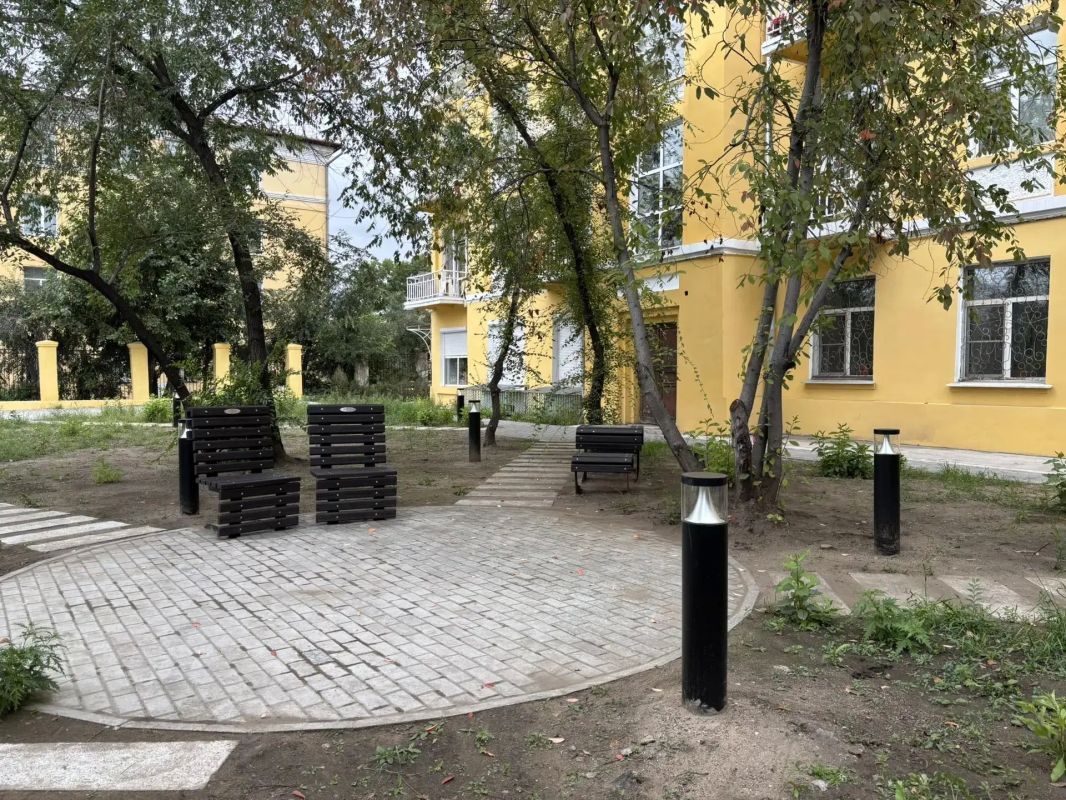 Осипову подарили статуэтку манула во время осмотра сквера на Амурской в Чите Осипову подарили статуэтку манула во время осмотра сквера на Амурской в Чите