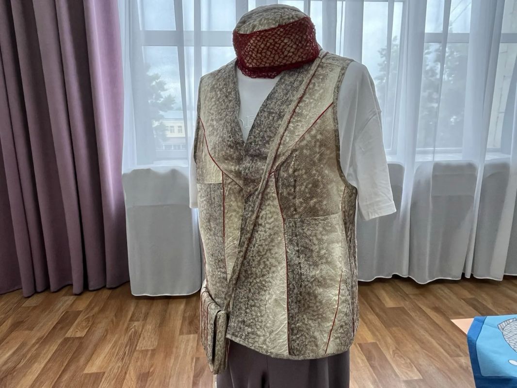 Жилет из кожи рыбы, рукавицы из камуса и украшения с удивительными национальными узорами Жилет из кожи рыбы, рукавицы из камуса и украшения с удивительными национальными узорами