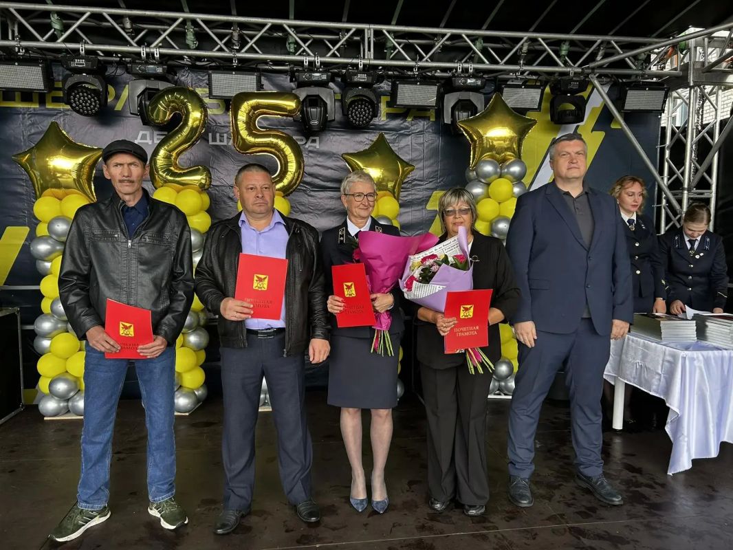 Праздничные мероприятия, приуроченные к Дню шахтёра и 25летию компании СУЭК, проходят сегодня в Шерловой Горе Праздничные мероприятия, приуроченные к Дню шахтёра и 25летию компании СУЭК, проходят сегодня в Шерловой Горе