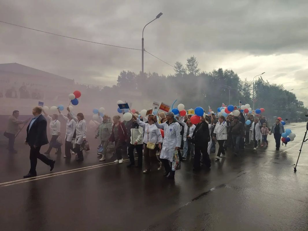Шествие трудовых коллективов проходит в Краснокаменске в честь Дня города Шествие трудовых коллективов (0+) проходит в Краснокаменске в честь Дня города и Дня шахтёра 29 августа. Участников шествия приветствует губернатор... Шествие трудовых коллективов проходит в Краснокаменске в честь Дня города Шествие трудовых коллективов (0+) проходит в Краснокаменске в честь Дня города и Дня шахтёра 29 августа. Участников шествия приветствует губернатор...