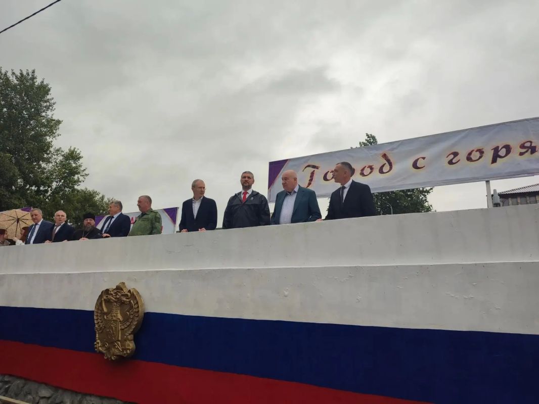 Шествие трудовых коллективов проходит в Краснокаменске в честь Дня города Шествие трудовых коллективов (0+) проходит в Краснокаменске в честь Дня города и Дня шахтёра 29 августа. Участников шествия приветствует губернатор... Шествие трудовых коллективов проходит в Краснокаменске в честь Дня города Шествие трудовых коллективов (0+) проходит в Краснокаменске в честь Дня города и Дня шахтёра 29 августа. Участников шествия приветствует губернатор...