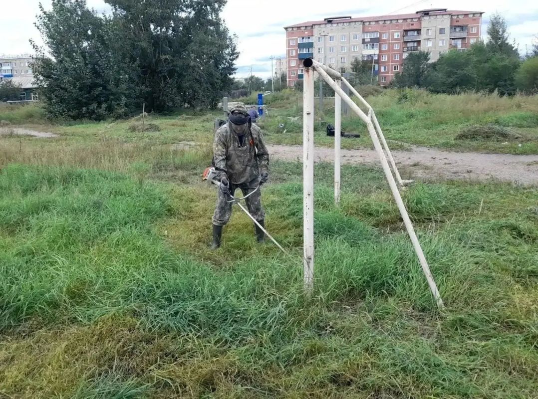 Навели порядок: депутат Думы Читы Артём Волков вместе с товарищем скосил траву в парке «Счастье» в рамках партийного проекта «ГенЕРальная уборка» Навели порядок: депутат Думы Читы Артём Волков вместе с товарищем скосил траву в парке «Счастье» в рамках партийного проекта «ГенЕРальная уборка»