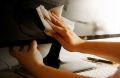 Как правильно очищать экраны: советы для заботливых владельцев техники