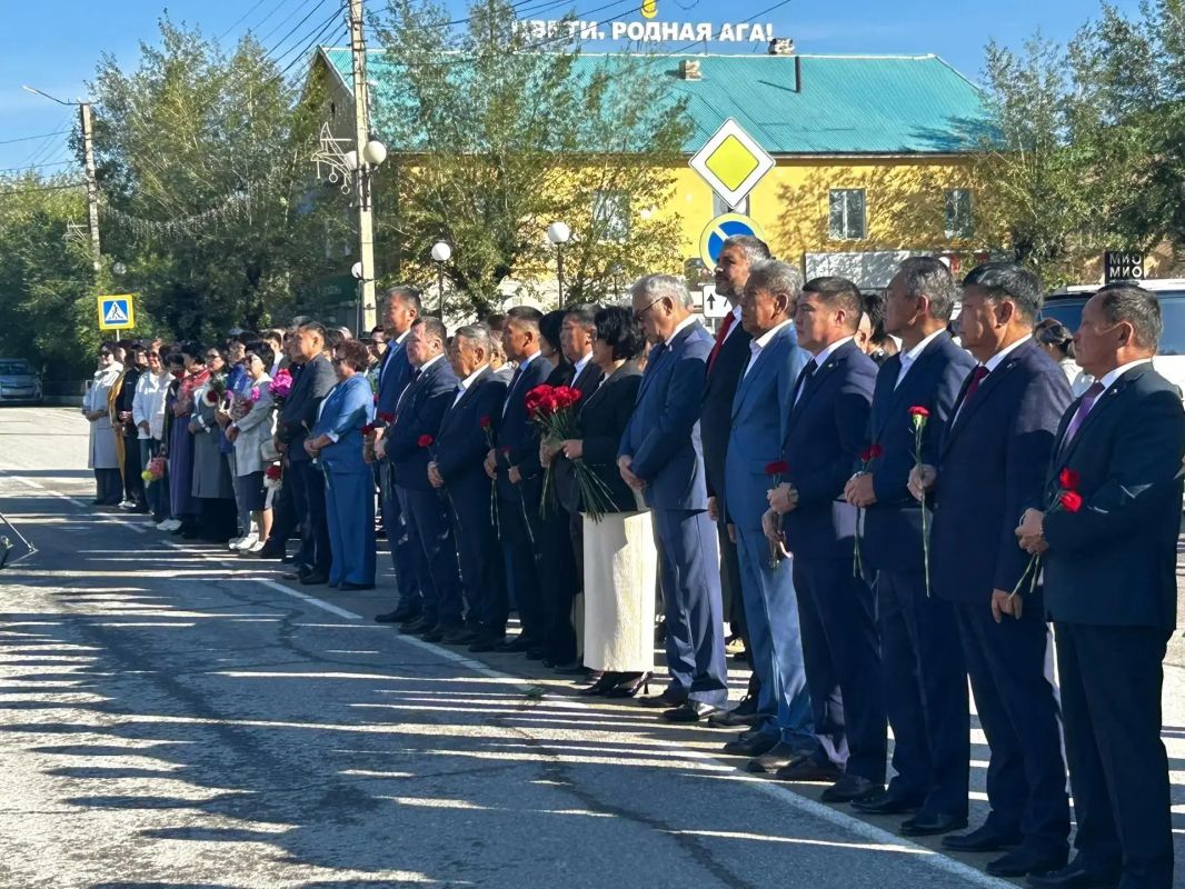 В Агинском возложили цветы к памятнику Иосифа Кобзона В Агинском Бурятском округе продолжаются праздничные мероприятия, посвящённые 215-летию Агинского дацана. Торжественный митинг, посвященный памяти депутата... В Агинском возложили цветы к памятнику Иосифа Кобзона В Агинском Бурятском округе продолжаются праздничные мероприятия, посвящённые 215-летию Агинского дацана. Торжественный митинг, посвященный памяти депутата...