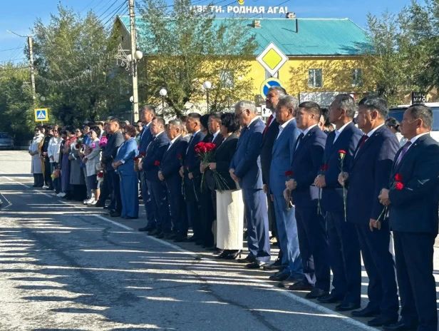 Глава Забайкалья Александр Осипов поздравил Агинский дацан с 215-летием Глава Забайкалья Александр Осипов поздравил Агинский дацан с 215-летием