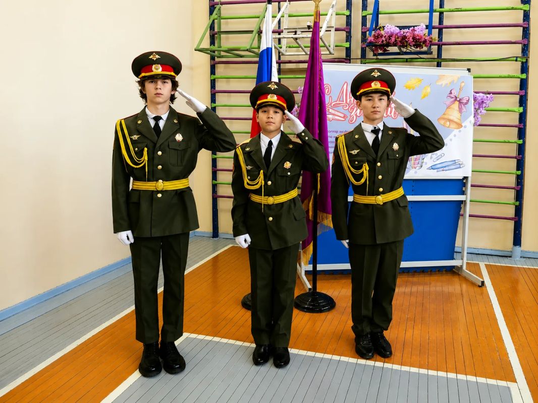 Первый звонок — начало нового пути Сегодня, 1 сентября, и. о. министра природных ресурсов и экологии Забайкальского края Андрей Кондратьев принял участие в торжественной линейке школы № 2 города Читы и поздравил ребят с Днём... Первый звонок — начало нового пути Сегодня, 1 сентября, и. о. министра природных ресурсов и экологии Забайкальского края Андрей Кондратьев принял участие в торжественной линейке школы № 2 города Читы и поздравил ребят с Днём...