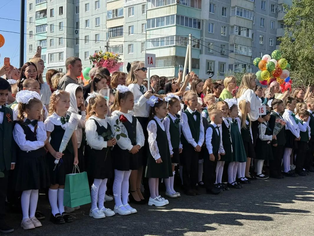 Первый звонок прозвучал в новом лицее имени Георгия Жукова в Чите Первый звонок прозвучал в новом лицее имени Георгия Жукова в Чите