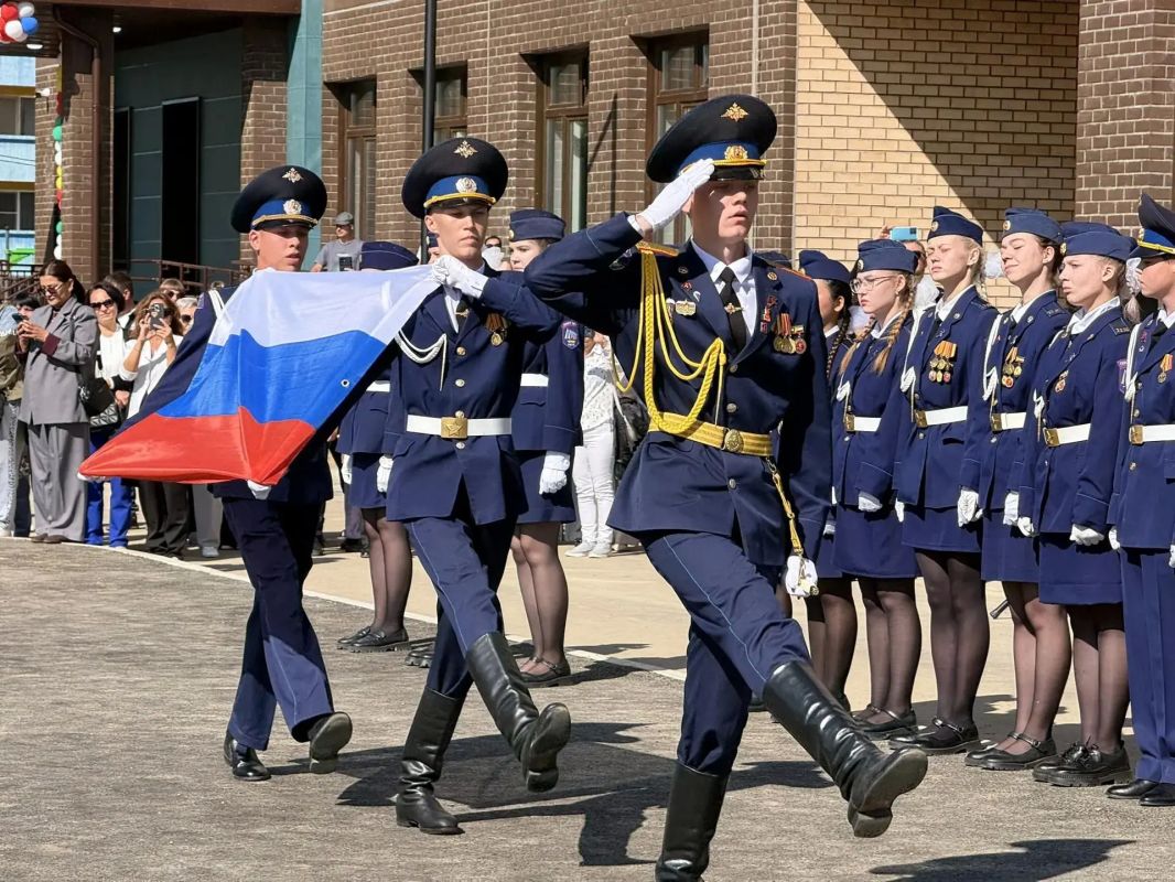 Первый звонок прозвучал в новом лицее имени Георгия Жукова в Чите Первый звонок прозвучал в новом лицее имени Георгия Жукова в Чите