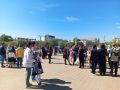 Множество школьников и их родителей собираются сейчас на площади Ленина в Чите