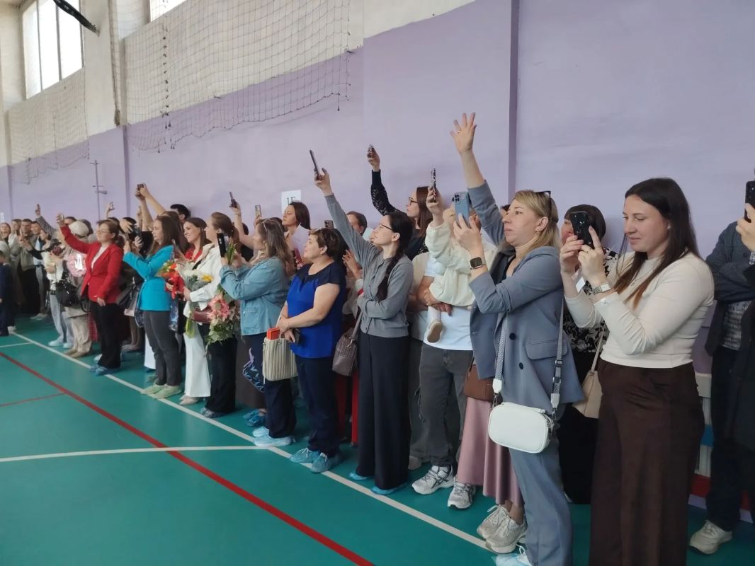 Ученикам читинской школы №19 пожелали уверенности, открытий и ярких побед Ученикам читинской школы №19 пожелали уверенности, открытий и ярких побед