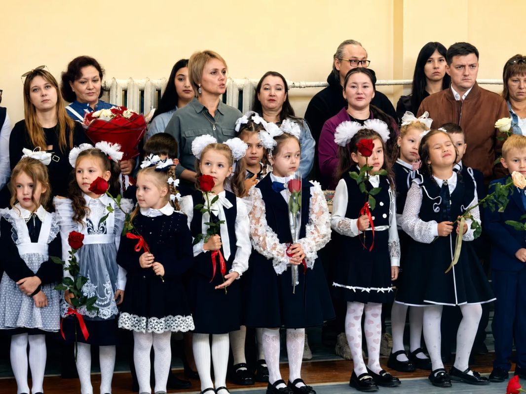 Первый звонок — начало нового пути Сегодня, 1 сентября, и. о. министра природных ресурсов и экологии Забайкальского края Андрей Кондратьев принял участие в торжественной линейке школы № 2 города Читы и поздравил ребят с Днём... Первый звонок — начало нового пути Сегодня, 1 сентября, и. о. министра природных ресурсов и экологии Забайкальского края Андрей Кондратьев принял участие в торжественной линейке школы № 2 города Читы и поздравил ребят с Днём...