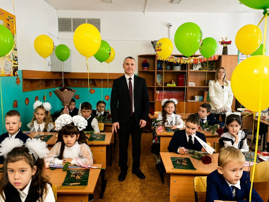 Первый звонок — начало нового пути Сегодня, 1 сентября, и. о. министра природных ресурсов и экологии Забайкальского края Андрей Кондратьев принял участие в торжественной линейке школы № 2 города Читы и поздравил ребят с Днём... Первый звонок — начало нового пути Сегодня, 1 сентября, и. о. министра природных ресурсов и экологии Забайкальского края Андрей Кондратьев принял участие в торжественной линейке школы № 2 города Читы и поздравил ребят с Днём...