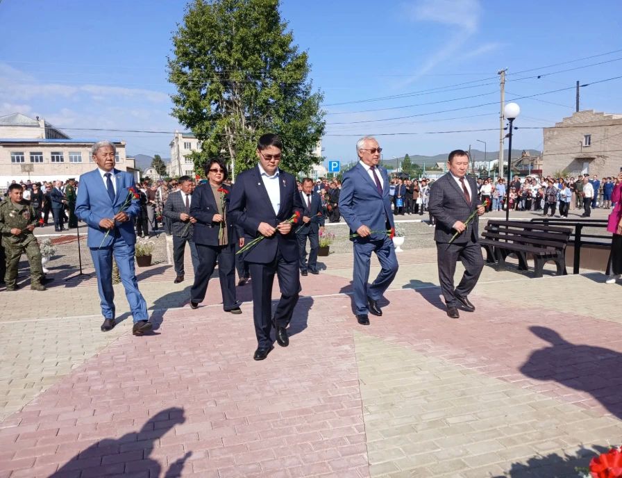 С памятным событием дульдургинцев, участников СВО, членов их семей и всех собравшихся поздравил Герой России Балдан Цыдыпов С памятным событием дульдургинцев, участников СВО, членов их семей и всех собравшихся поздравил Герой России Балдан Цыдыпов