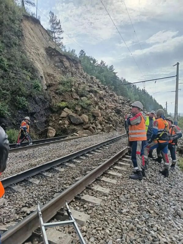 Движение на железной дороге в Забайкалье восстановили после обвала породы