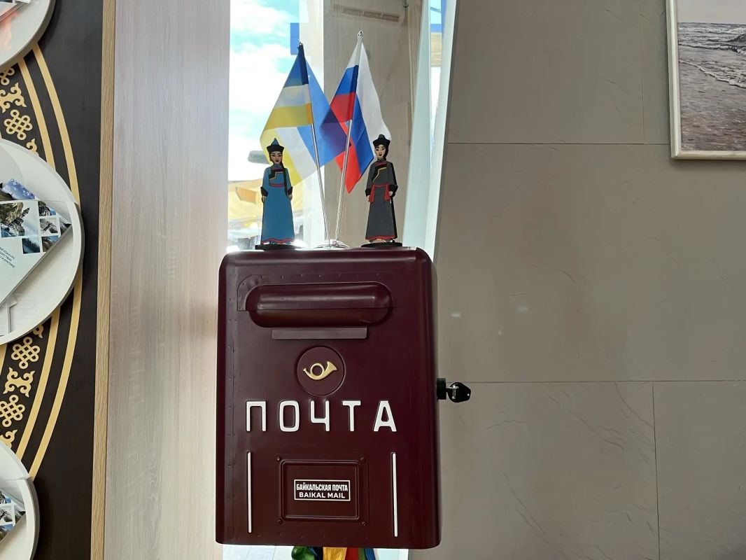 Владивосток, ВЭФ. Посмотрим, чем удивляет один один из самых ярких павильонов выставки «Улица Дальнего Востока»? На входе гости Республики Бурятии встречаются со скульптурой резвящихся снежных барсов Владивосток, ВЭФ. Посмотрим, чем удивляет один один из самых ярких павильонов выставки «Улица Дальнего Востока»? На входе гости Республики Бурятии встречаются со скульптурой резвящихся снежных барсов