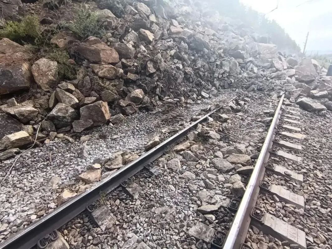 Движение на железной дороге в Забайкалье восстановили после обвала породы Движение на железной дороге в Забайкалье восстановили после обвала породы