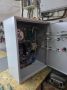 Наблюдают за сборкой электрощитов