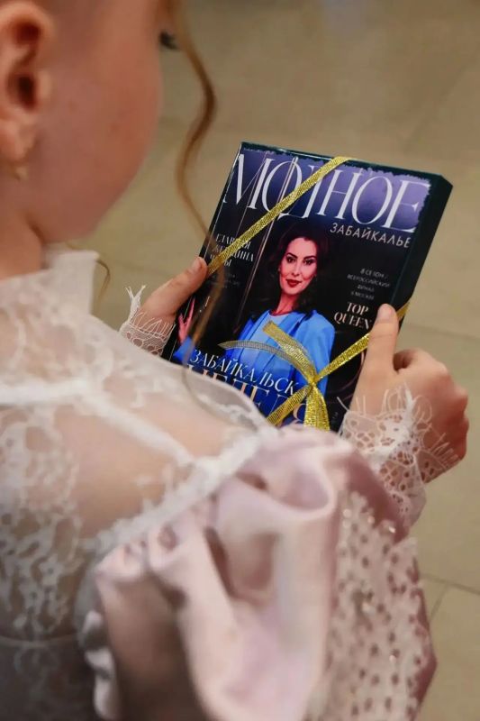 Мэр на обложке. Сегодня креативное агентство «Модное Забайкалье» презентовало одноименный журнал, его обложку украсила фотография мэра Читы Инны Щегловой, а на первых страницах можно почитать её интервью Мэр на обложке. Сегодня креативное агентство «Модное Забайкалье» презентовало одноименный журнал, его обложку украсила фотография мэра Читы Инны Щегловой, а на первых страницах можно почитать её интервью