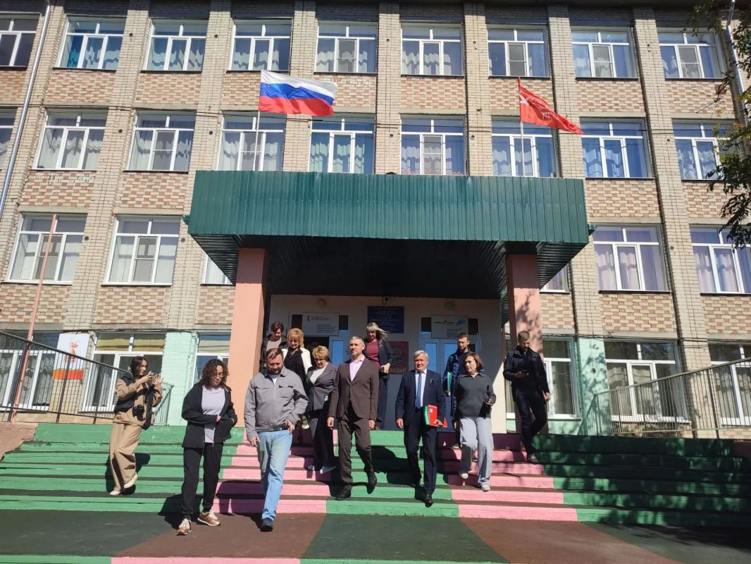 Губернатор Забайкалья посетил школу в селе Маккавеево Губернатор Забайкалья посетил школу в селе Маккавеево