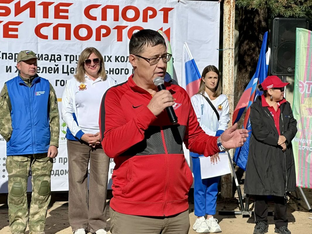 Глава администрации Центрального района города Читы Игорь Калмыков, депутат Законодательного собрания Забайкальского края Сергей Корольков, депутаты городской Думы Виталий Козак и Алексей Мусорин поздравили собравшихся с... Глава администрации Центрального района города Читы Игорь Калмыков, депутат Законодательного собрания Забайкальского края Сергей Корольков, депутаты городской Думы Виталий Козак и Алексей Мусорин поздравили собравшихся с...
