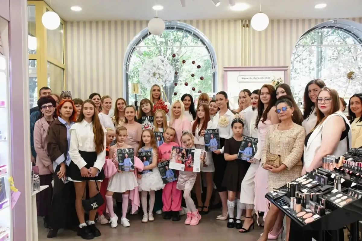 Мэр на обложке. Сегодня креативное агентство «Модное Забайкалье» презентовало одноименный журнал, его обложку украсила фотография мэра Читы Инны Щегловой, а на первых страницах можно почитать её интервью Мэр на обложке. Сегодня креативное агентство «Модное Забайкалье» презентовало одноименный журнал, его обложку украсила фотография мэра Читы Инны Щегловой, а на первых страницах можно почитать её интервью