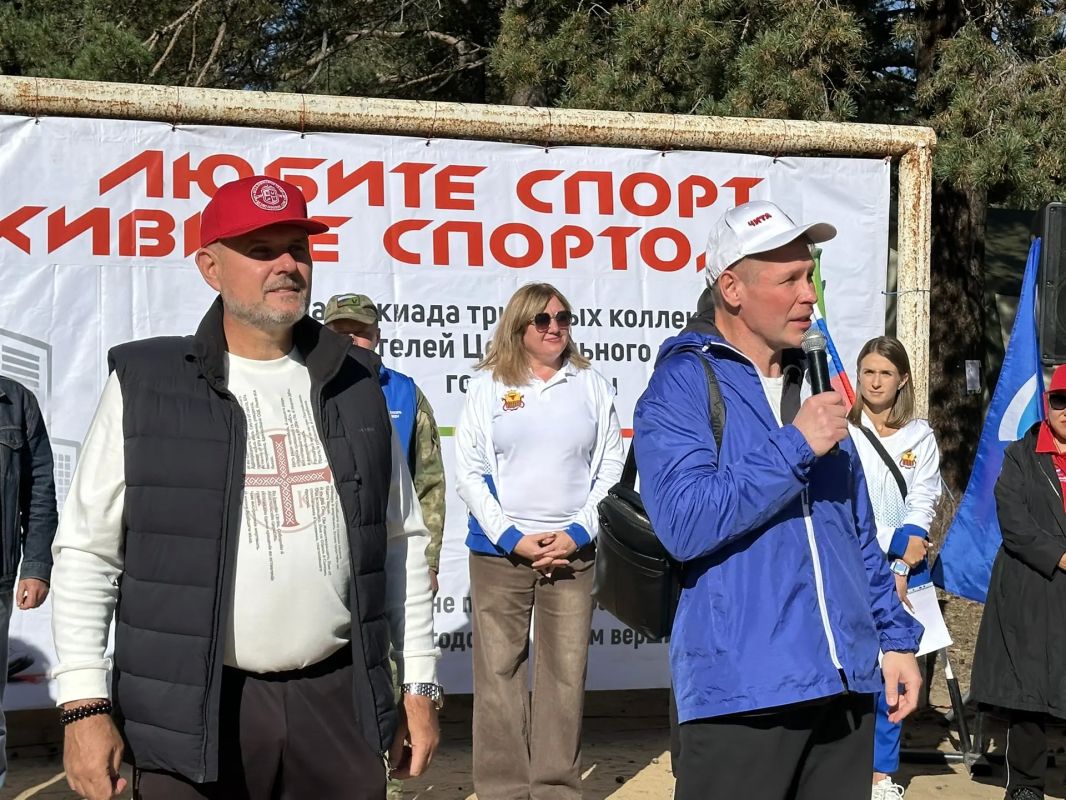 Глава администрации Центрального района города Читы Игорь Калмыков, депутат Законодательного собрания Забайкальского края Сергей Корольков, депутаты городской Думы Виталий Козак и Алексей Мусорин поздравили собравшихся с... Глава администрации Центрального района города Читы Игорь Калмыков, депутат Законодательного собрания Забайкальского края Сергей Корольков, депутаты городской Думы Виталий Козак и Алексей Мусорин поздравили собравшихся с...