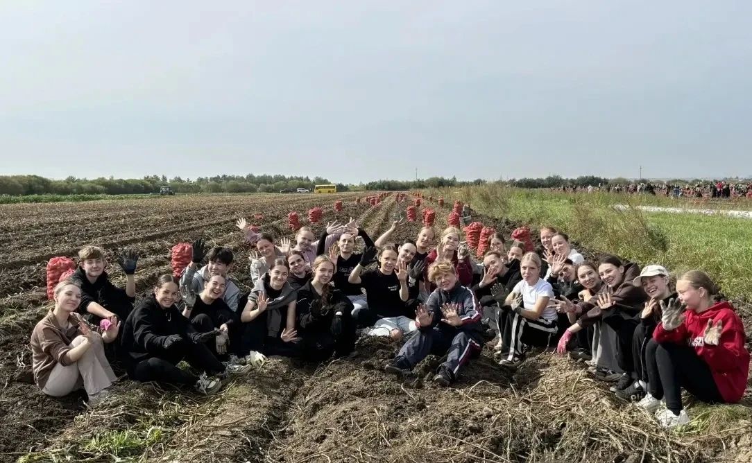 Студенты отделений «Хореографическое творчество» и «Социально-культурная деятельность» Забайкальского краевого училища культуры стали волонтёрами и до заморозков помогли собрать урожай картошки Студенты отделений «Хореографическое творчество» и «Социально-культурная деятельность» Забайкальского краевого училища культуры стали волонтёрами и до заморозков помогли собрать урожай картошки