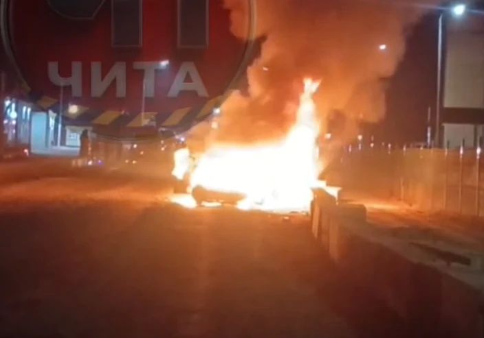 Автомобиль сгорел дотла в мкр