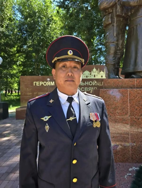 Своей историей служения правопорядку делится очередной участник конкурса «Народный участковый - 2026» майор полиции Булат Бадиев — старший участковый уполномоченный МО МВД России «Агинский»