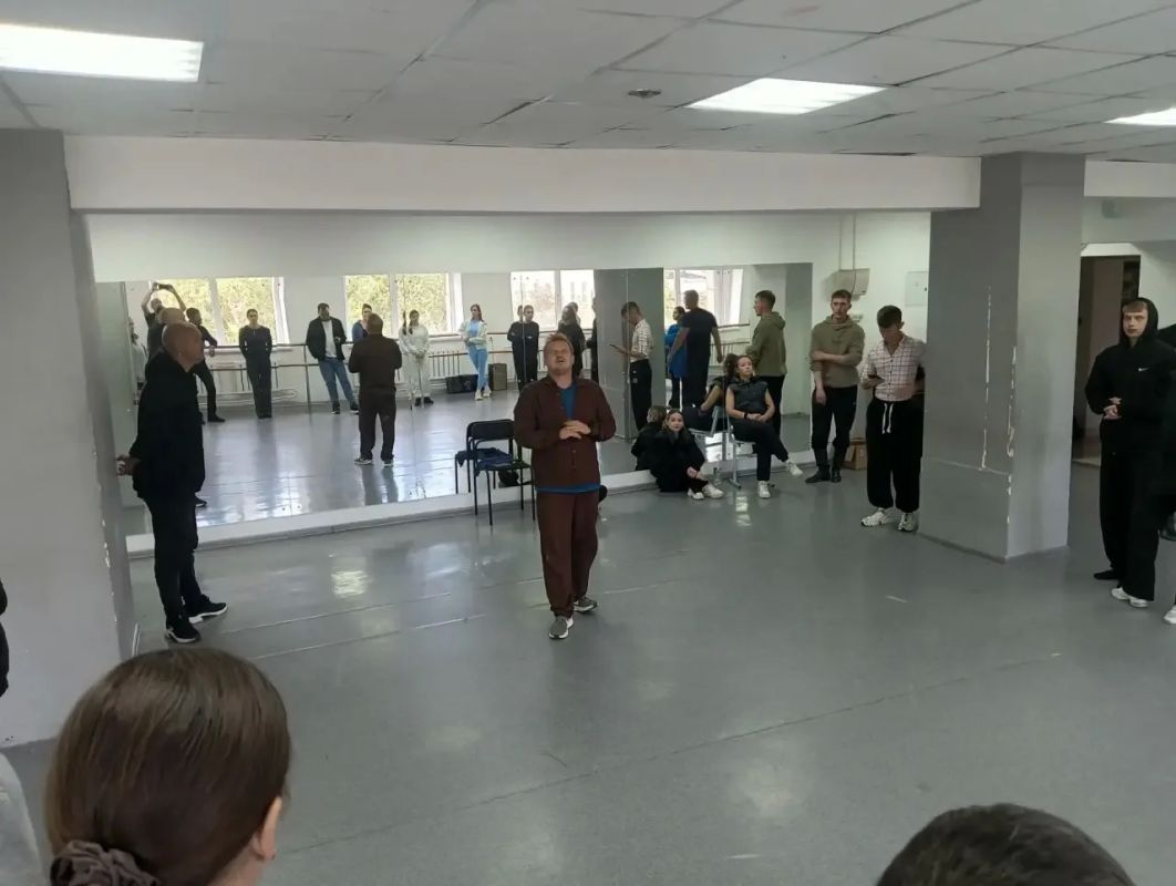 Заглянули за кулисы ещё одной репетиции премьерного мюзикла «Гамлет» в театре «Забайкальские узоры»