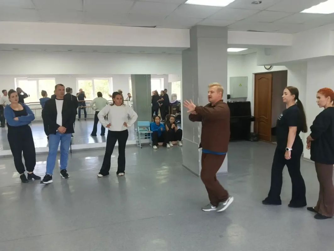Заглянули за кулисы ещё одной репетиции премьерного мюзикла «Гамлет» в театре «Забайкальские узоры» Заглянули за кулисы ещё одной репетиции премьерного мюзикла «Гамлет» в театре «Забайкальские узоры»
