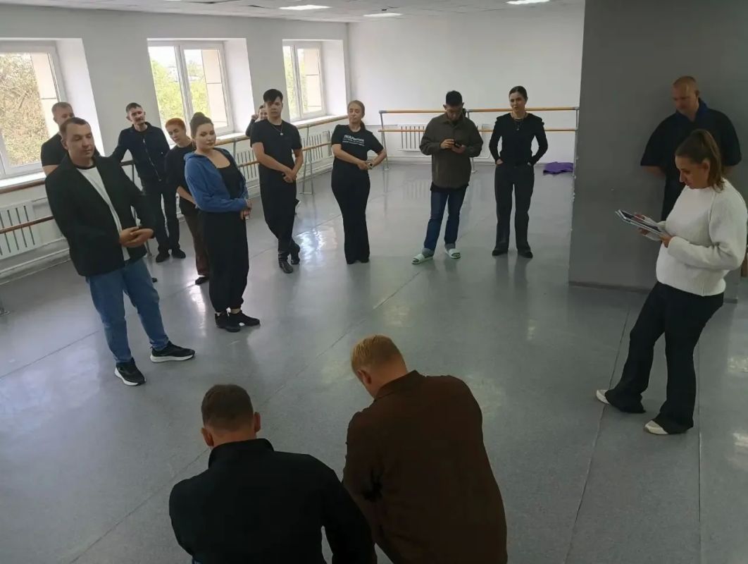 Заглянули за кулисы ещё одной репетиции премьерного мюзикла «Гамлет» в театре «Забайкальские узоры» Заглянули за кулисы ещё одной репетиции премьерного мюзикла «Гамлет» в театре «Забайкальские узоры»