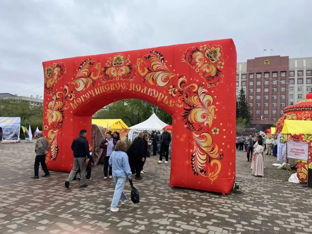 Фестиваль «Люди и солнце» стартовал на площади Ленина Жителей и гостей города Читы ждут национальные блюда, изделия ручной работы, мастер-классы по изготовлению оберегов, песни, танцы и хорошее настроение Фестиваль «Люди и солнце» стартовал на площади Ленина Жителей и гостей города Читы ждут национальные блюда, изделия ручной работы, мастер-классы по изготовлению оберегов, песни, танцы и хорошее настроение