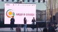 Перед торжественной церемонией награждения пресс-секретарь минкультуры Александра Аксёнова вручила приз за волю к победе от пресс-службы министерства команде Карымского округа