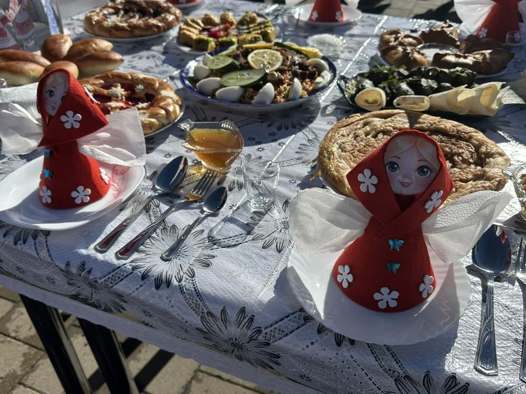 Ароматными буузами и печёнными пирогами на площади Ленина встречают гостей второго дня фестиваля «Люди и солнце» Ароматными буузами и печёнными пирогами на площади Ленина встречают гостей второго дня фестиваля «Люди и солнце»