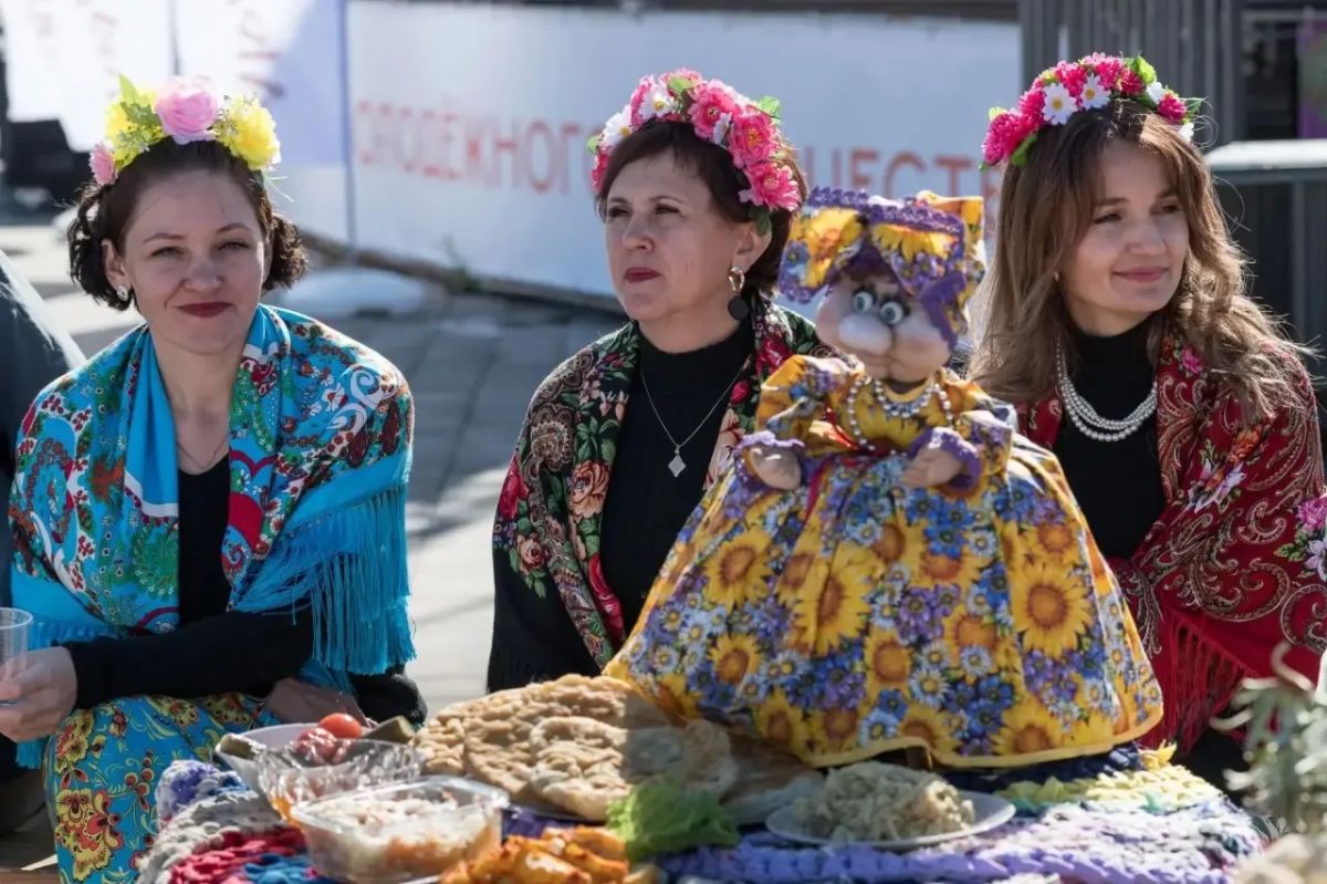 Пекарню с ароматными булочками и кузницу в свой объектив поймал фотограф Евгений Галуза во второй день фестиваля «Люди и солнце» в Чите Пекарню с ароматными булочками и кузницу в свой объектив поймал фотограф Евгений Галуза во второй день фестиваля «Люди и солнце» в Чите