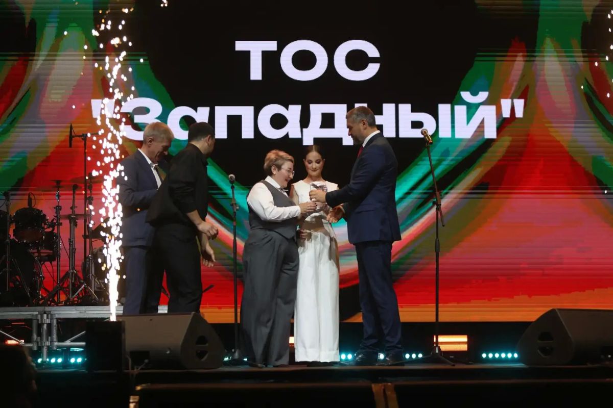 Губернатор Забайкалья наградил лидеров ТОС Во время церемонии вручения Народной премии Чита.Ру глава Забайкалья Александр Осипов поздравил общественников, которые с помощью конкурса ТОСов развивают малую Родину Губернатор Забайкалья наградил лидеров ТОС Во время церемонии вручения Народной премии Чита.Ру глава Забайкалья Александр Осипов поздравил общественников, которые с помощью конкурса ТОСов развивают малую Родину